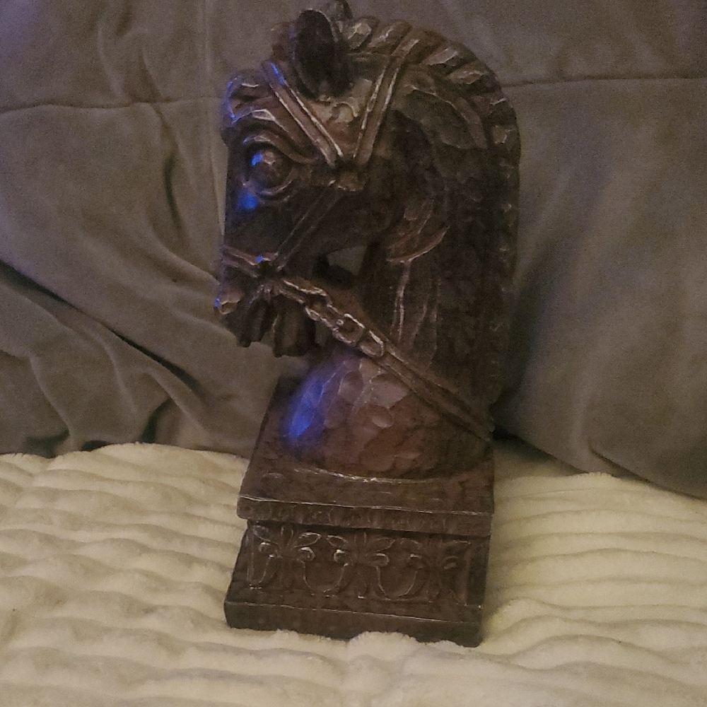 Elegant Brown Horse Head Sculpture